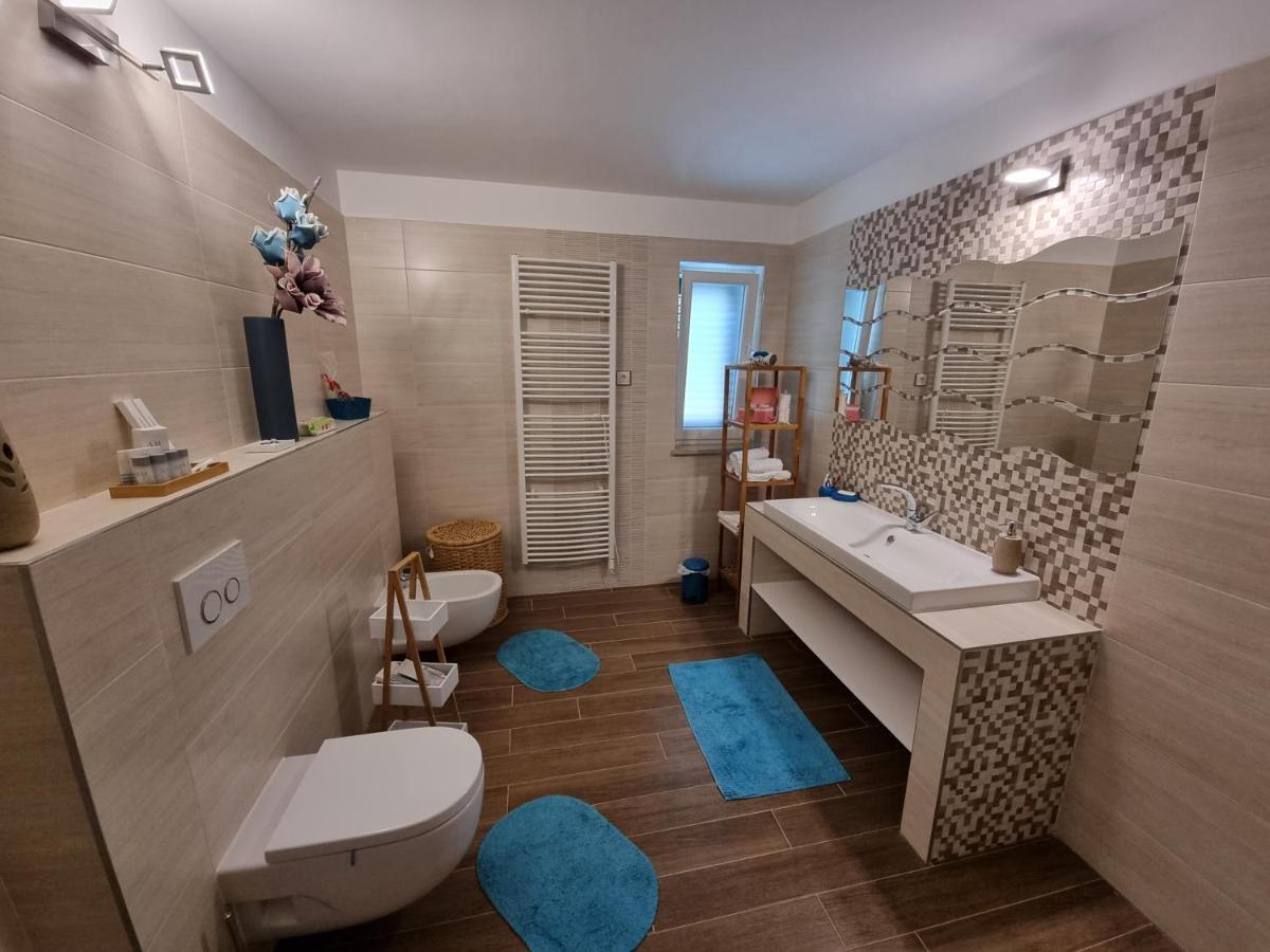 Villa Relax , With Seaview And Two Pools Near Beach Stari Grad Eksteriør billede